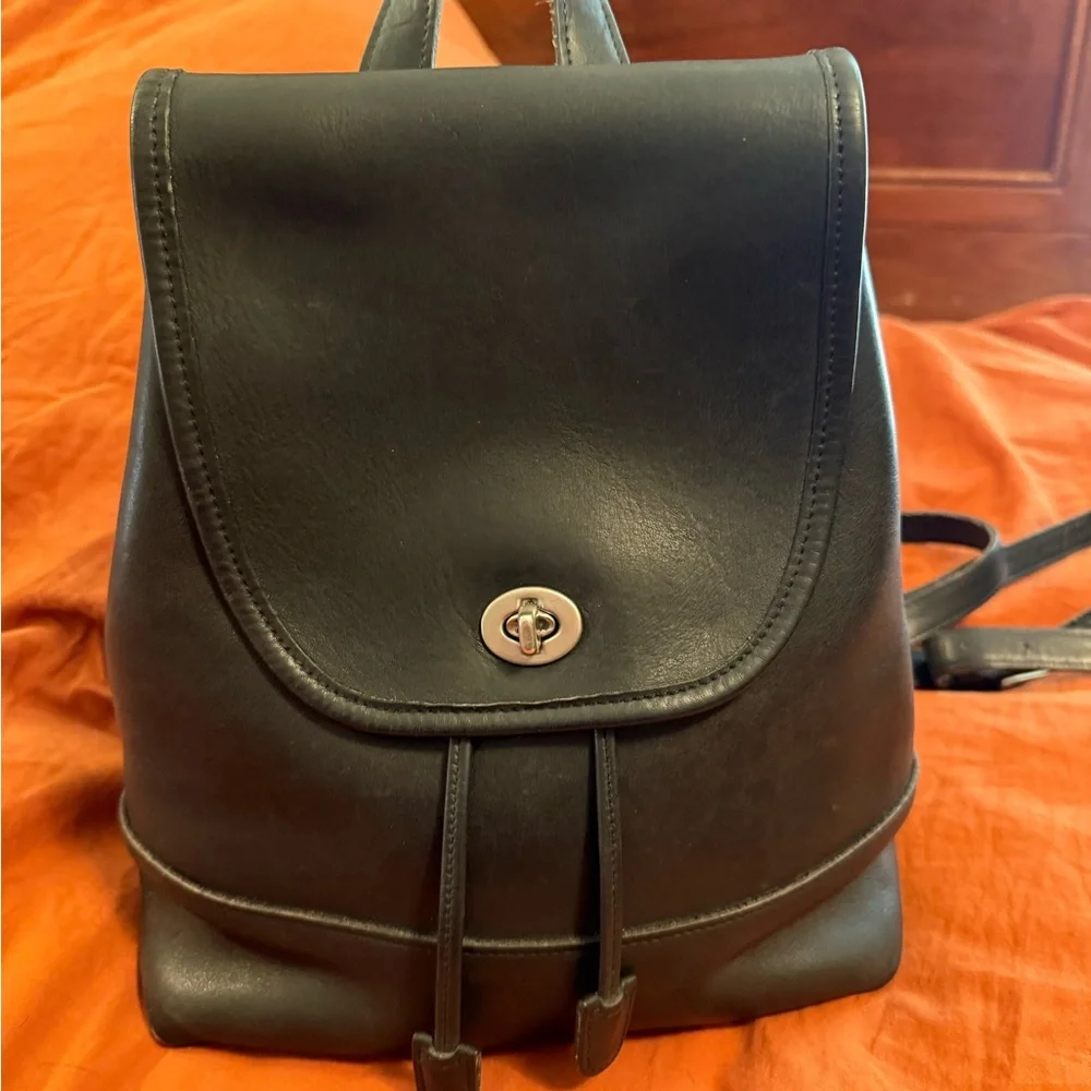 COACH vintage turnlock backpack purse in black with silver hardware. 90s! - Picture 14 of 15